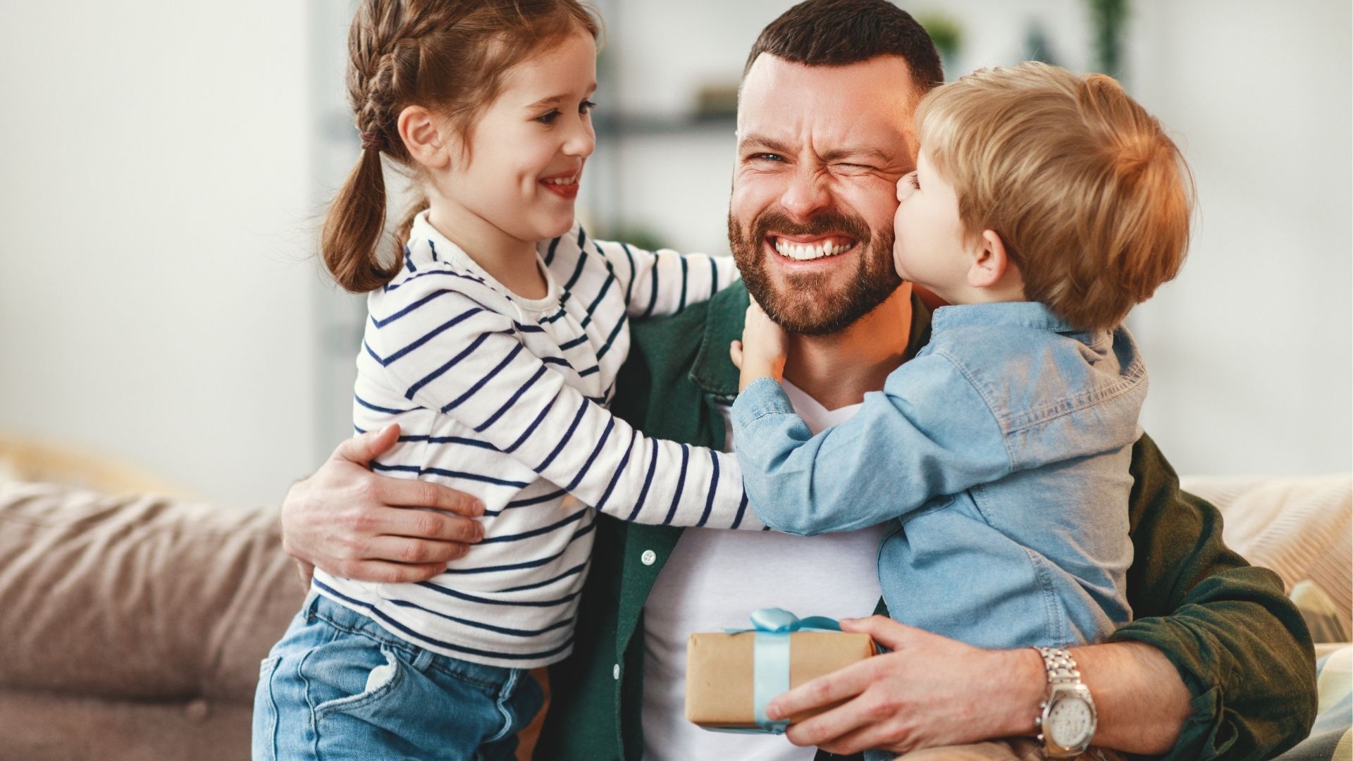 fathers day imager dad with two kids