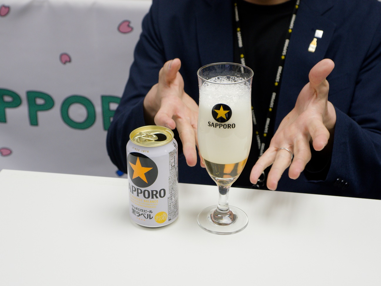 ビールを飲んでいる男性自動的に生成された説明