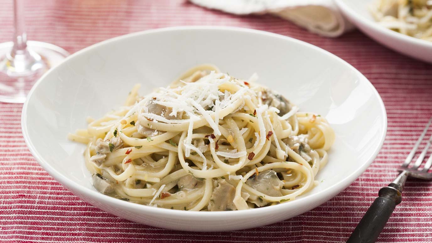 linguine_with_clam_sauce_love_and_olive_oil_2000x1125.jpg