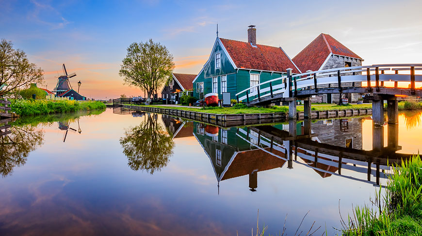 19504-NL-Zaanse-Schans-village-c.jpg