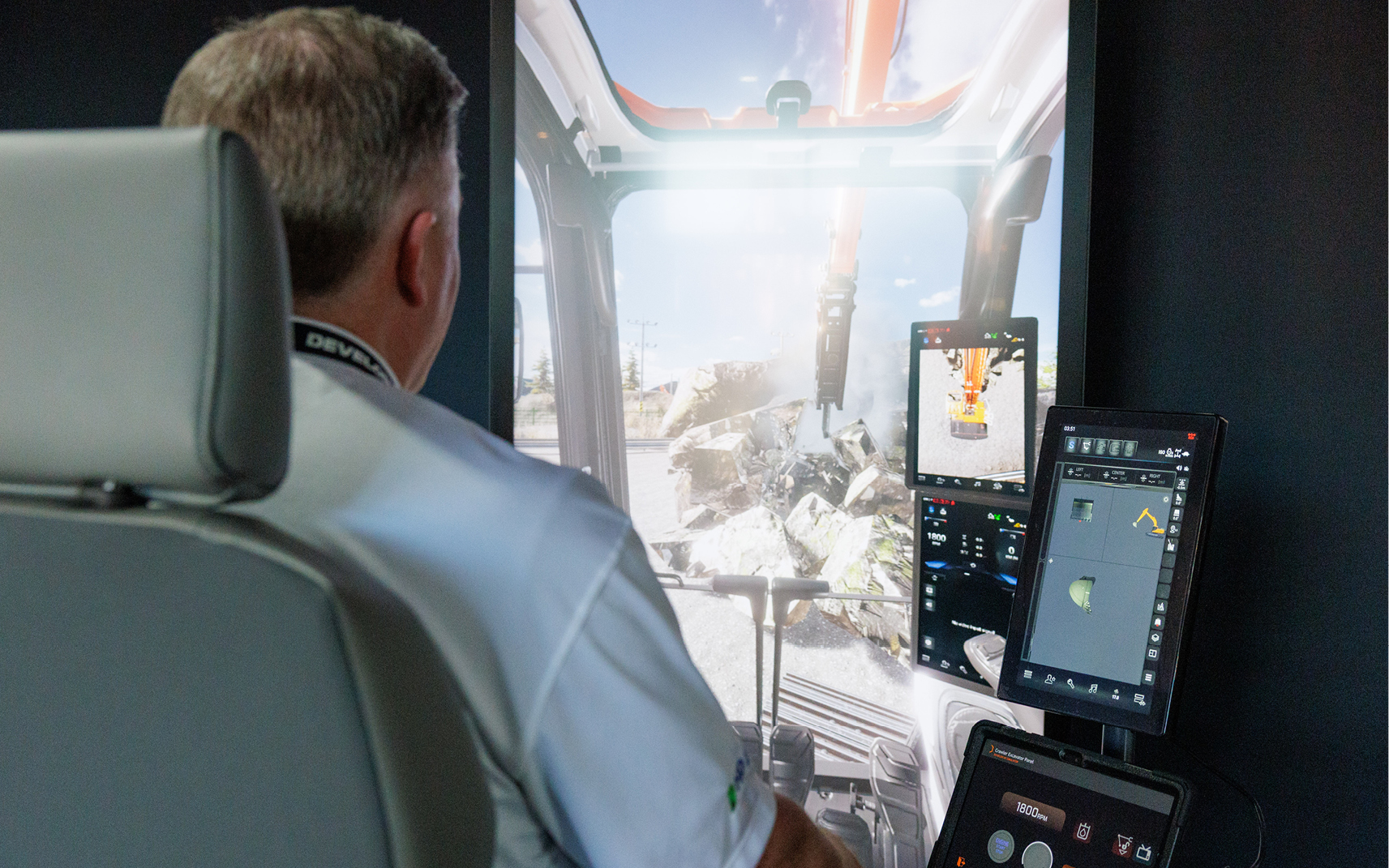 A CONEXPO-CON/AGG attendee tries the DEVELON VR (virtual reality) simulator in booth number F32054.