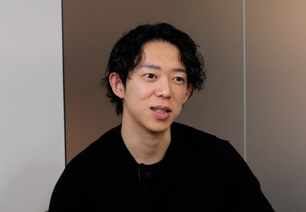 松村夏海｜Natsumi Matsumura  株式会社Tailor App代表取締役社長。1997年生まれのZ世代経営。法政大学卒（在学中にフォントボン大学に留学）。PR会社とライブコマースシステム会社の2社を経験し、同社が2019年にIT一部上場企業に事業譲渡。2020年に株式会社Tailor App設立。日経、Forbes、WWD、PIVOT、流通産業新聞、通販新聞など多数のメディアに出演するほか、著書『売れるライブコマース入門』はAmazon新着ランキング1位を記録。