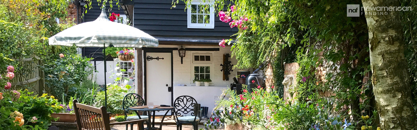 Beautiful courtyard behind a home 
