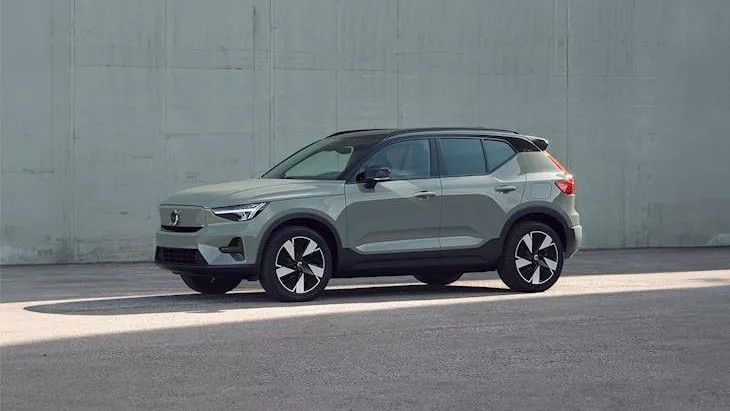 Green volvo XC40 parked in the sun