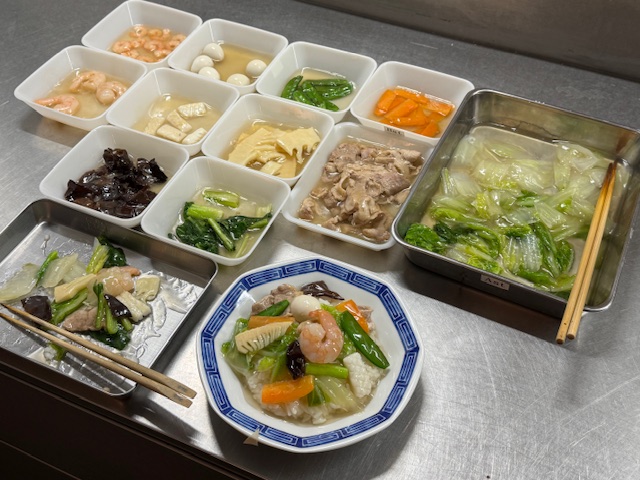 中華丼の盛り付け（具材別に用意）