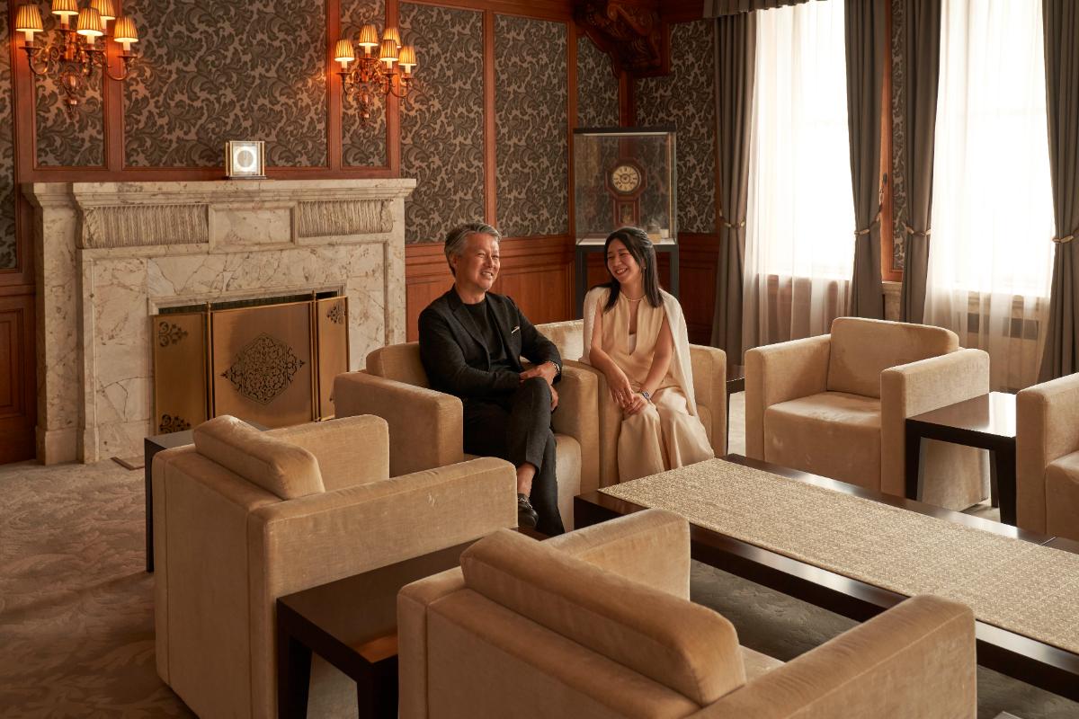 窓辺の柔光が柔らかな雰囲気をつくりだす。シーンによって被写体の関係性を物語る表情を捉える。