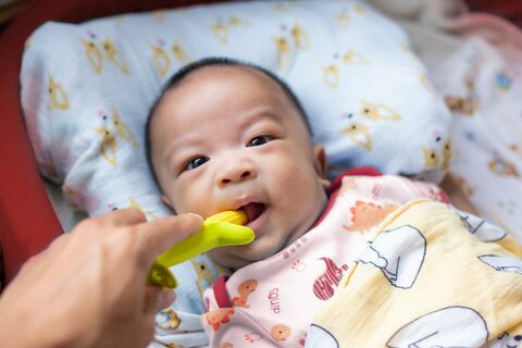 Menenangkan bayi yang sedang tumbuh gigi