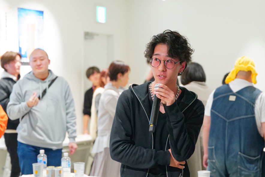 人, 屋内, 立つ, 男 が含まれている画像AI によって生成されたコンテンツは間違っている可能性があります。