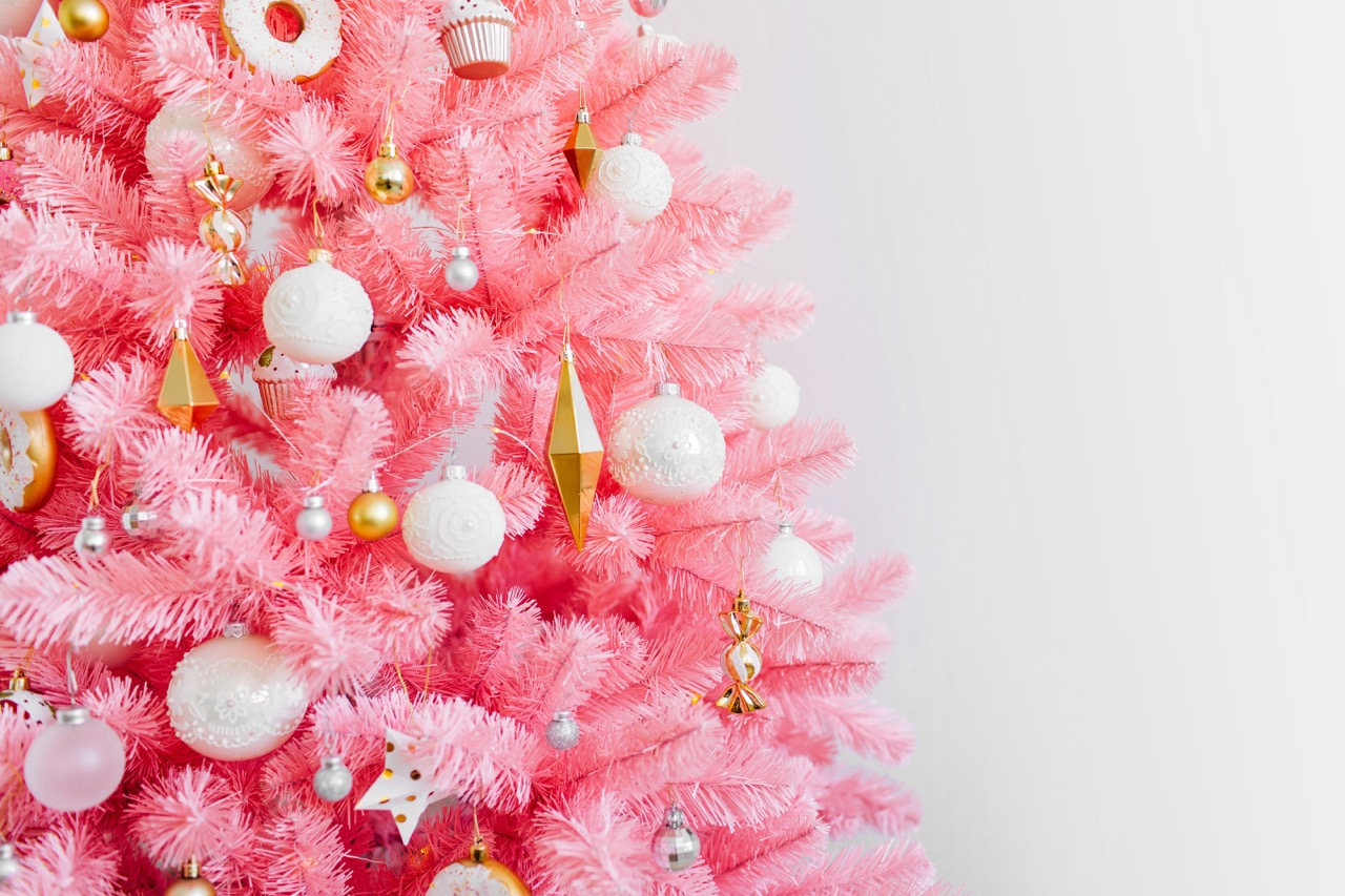 Árbol de Navidad decorado en rosa