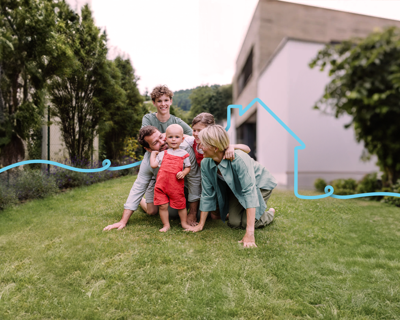 Big-family-smiling-at-home-yard-L3-banner-1534x1228px.webp