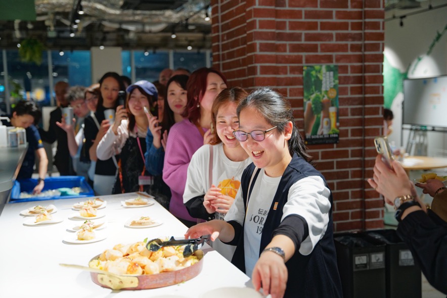 ピザを食べている人たちAI によって生成されたコンテンツは間違っている可能性があります。