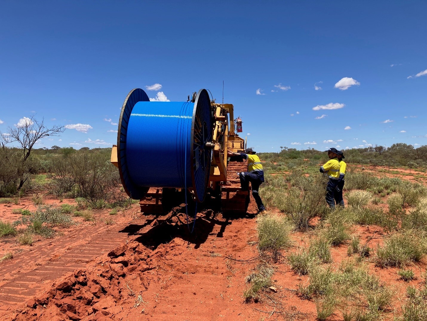 Image of Vocus team working on Project Horizon laying cables in Western Australian desert