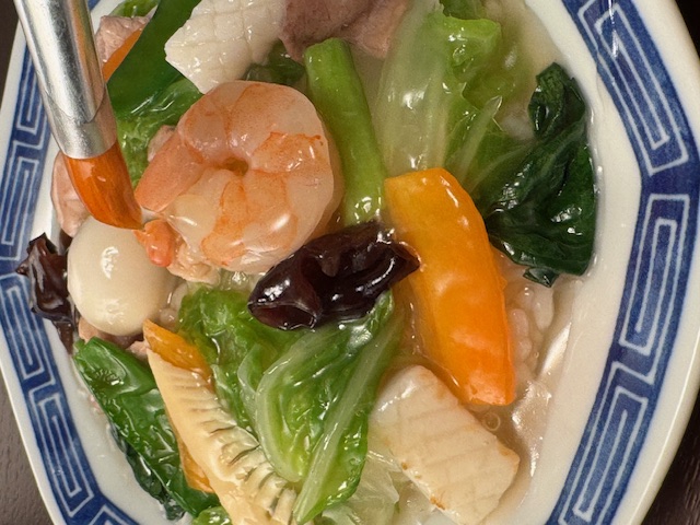 中華丼のあんを筆で追加しながら微妙なハイライトの入り方を調整する