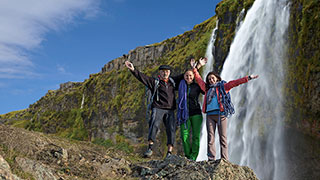 3342-best-of-iceland-country-beautiful-contrasts-waterfall-climbers-smhoz.jpg