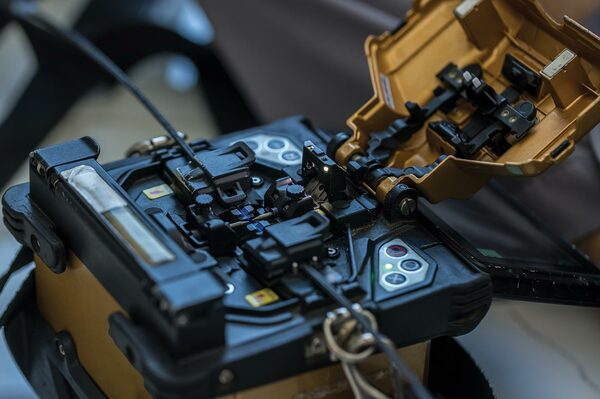an automated fusion splicer machine for high-precision optical fiber cable splicing