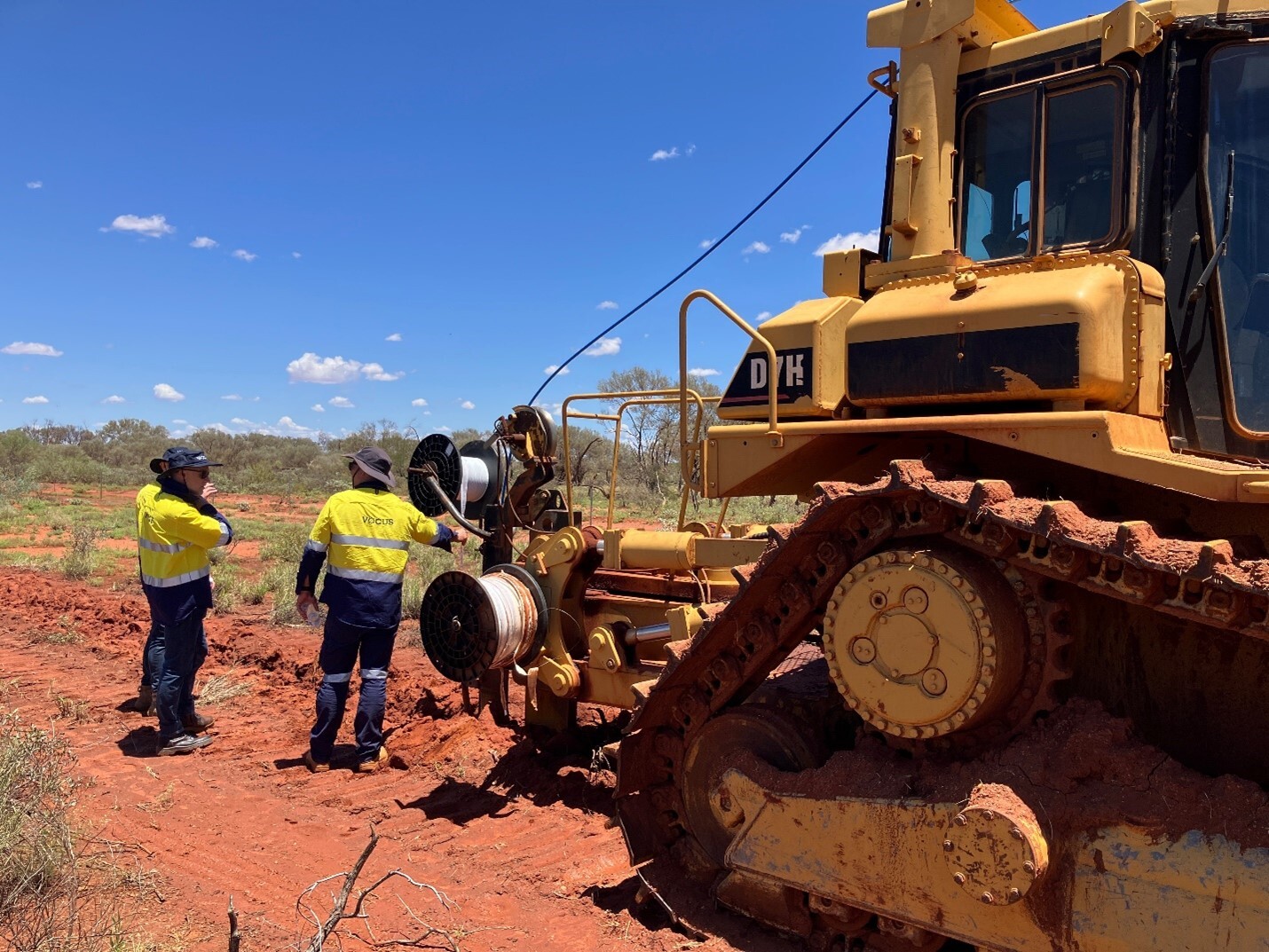 Image of Vocus team working on Project Horizon in Western Australian outback
