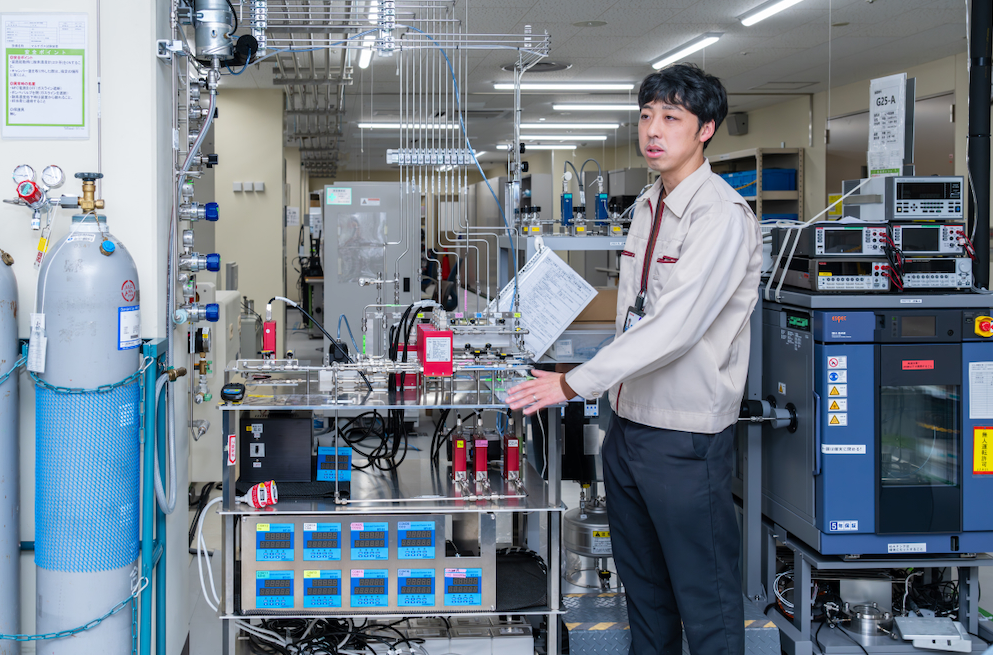 熱伝導型ガスセンサーを制作するうえで、秋元氏と王氏が開発した装置