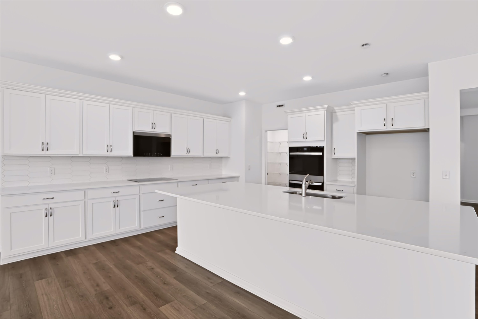12 - Kitchen 2.jpg