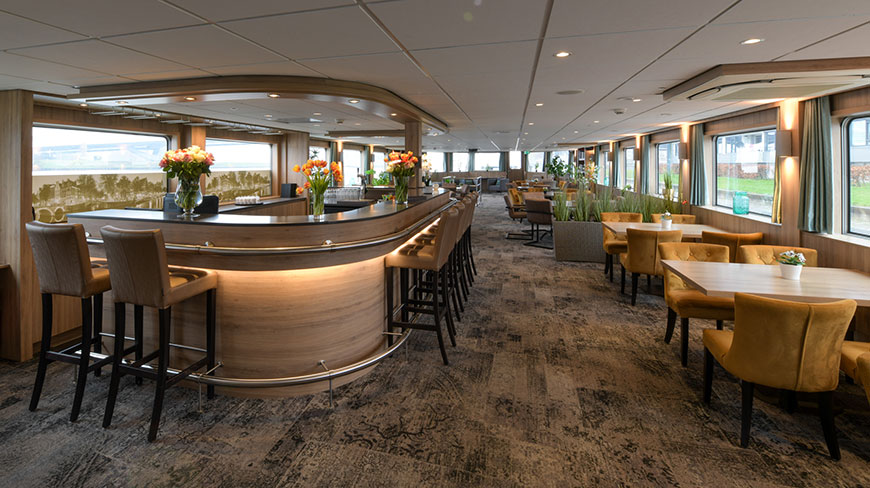 24933-NL-De-Holland-ship-bar-dining-area-c.jpg