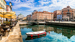 25254-IT-Trieste-downtown-canal-smhoz.jpg