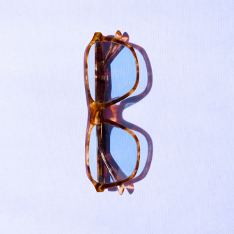 Cloud tinted lens