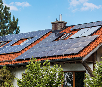 Sončna elektrarna na strehi družinske hiše.