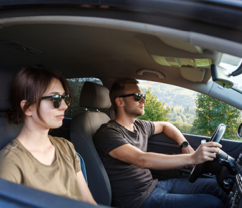 Mlad par v svojem prvem avtomobilu - skozi leta bosta spoznala mnoge zanimivosti o avtomobilih