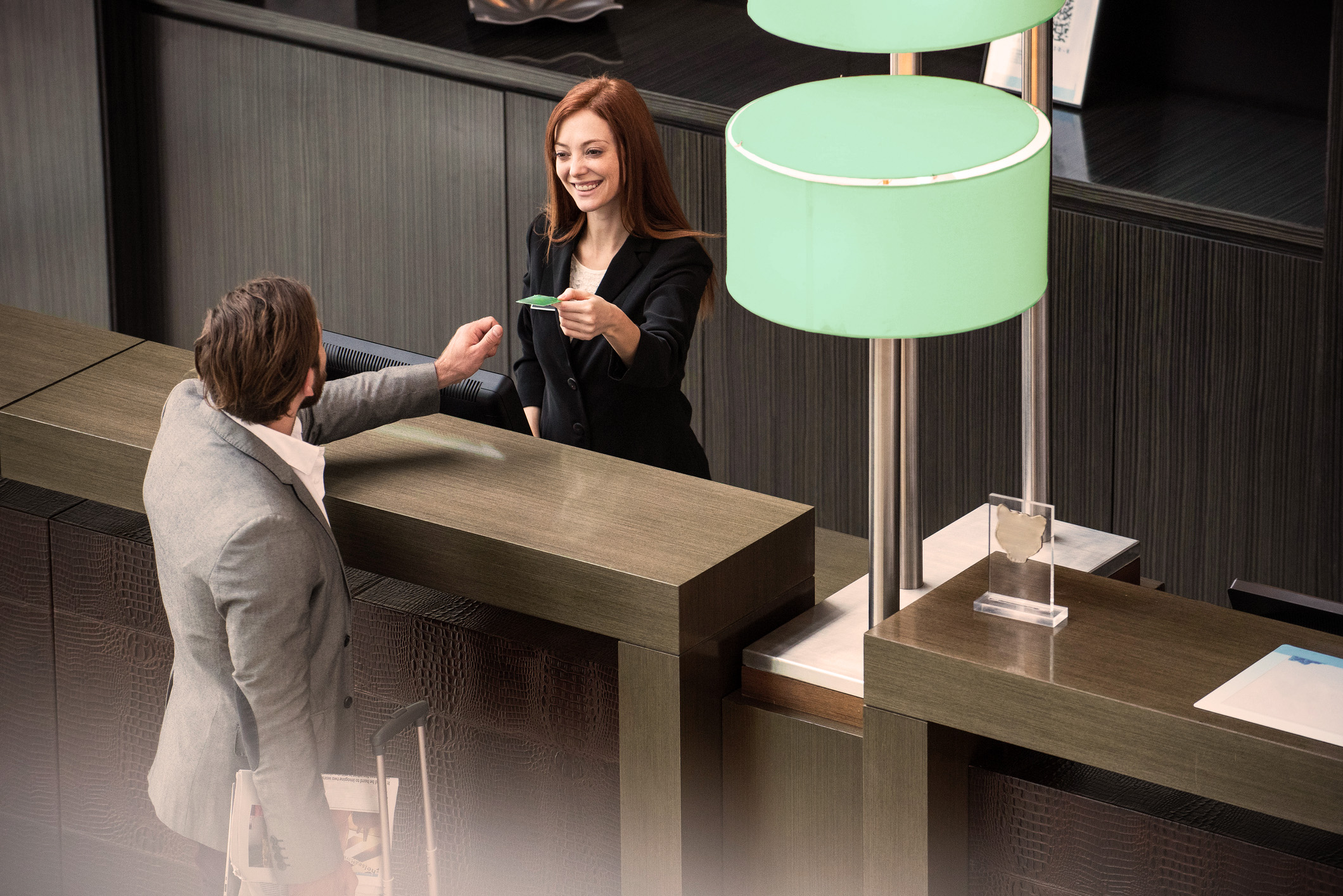 Mann am Check-In Counter