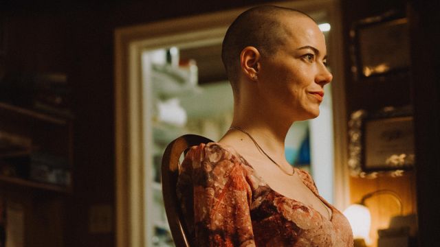 Bugonia movie still with a bald Emma Stone