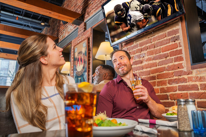 DIRECTV FOR BUSINESS Streaming - local restaurant.jpg
