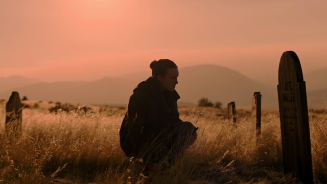 Ellie Visiting Joels Grave in Season 2, Episode 3.jpg