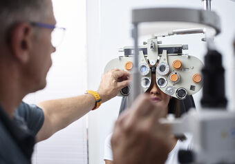 Profesional del cuidado ocular realizando un examen ocular