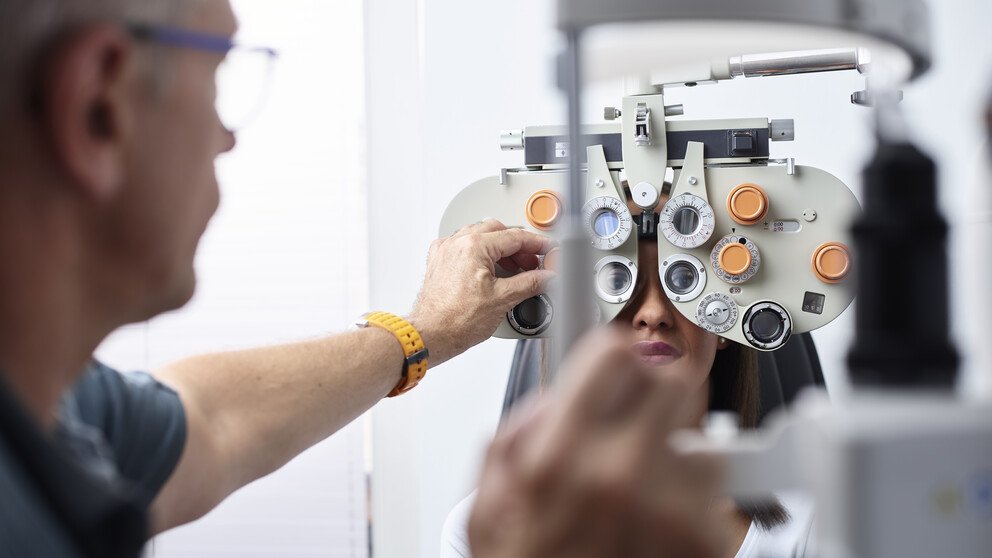 Professionnel de la vue effectuant un examen de la vue