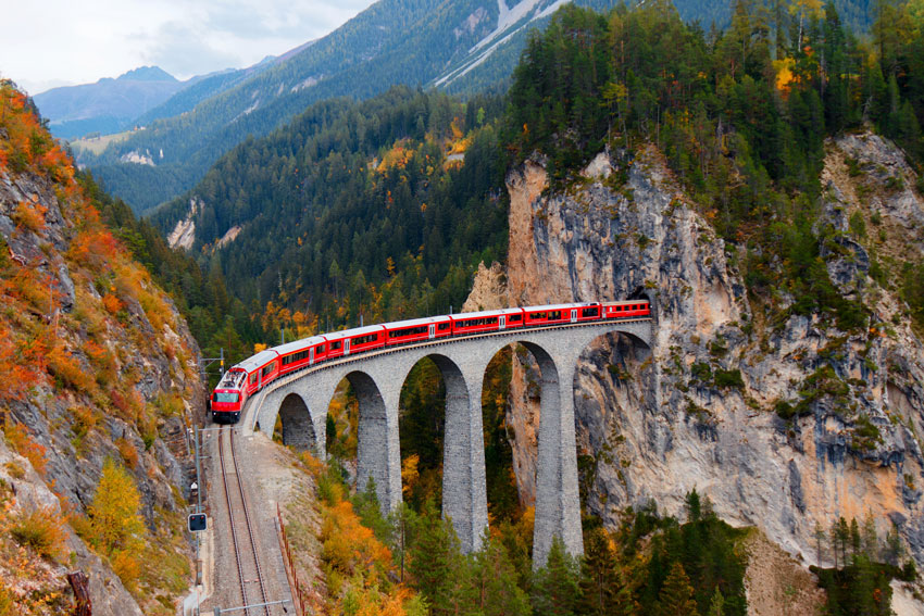 Potovanje z Galcier Express. Znamenit švicarski panoramski vlak povezuje Zermatt in St. Moritz.