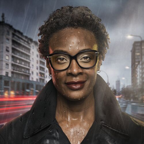 Mulher na chuva usando óculos com lentes HOYA Hi-Vision Meiryo