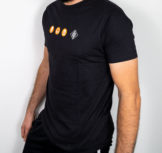 Neumann.Berlin Merchandise: Icons Detail Shirt am Modell