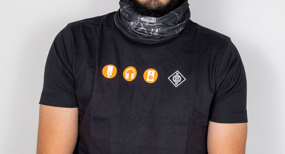 Neumann.Berlin Merchandise: Icons-Shirt und Buff am Model