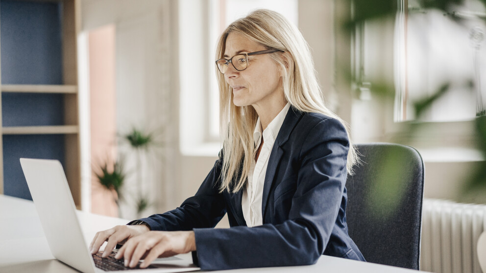 Femme travaillant sur un ordinateur portable avec des lunettes de travail