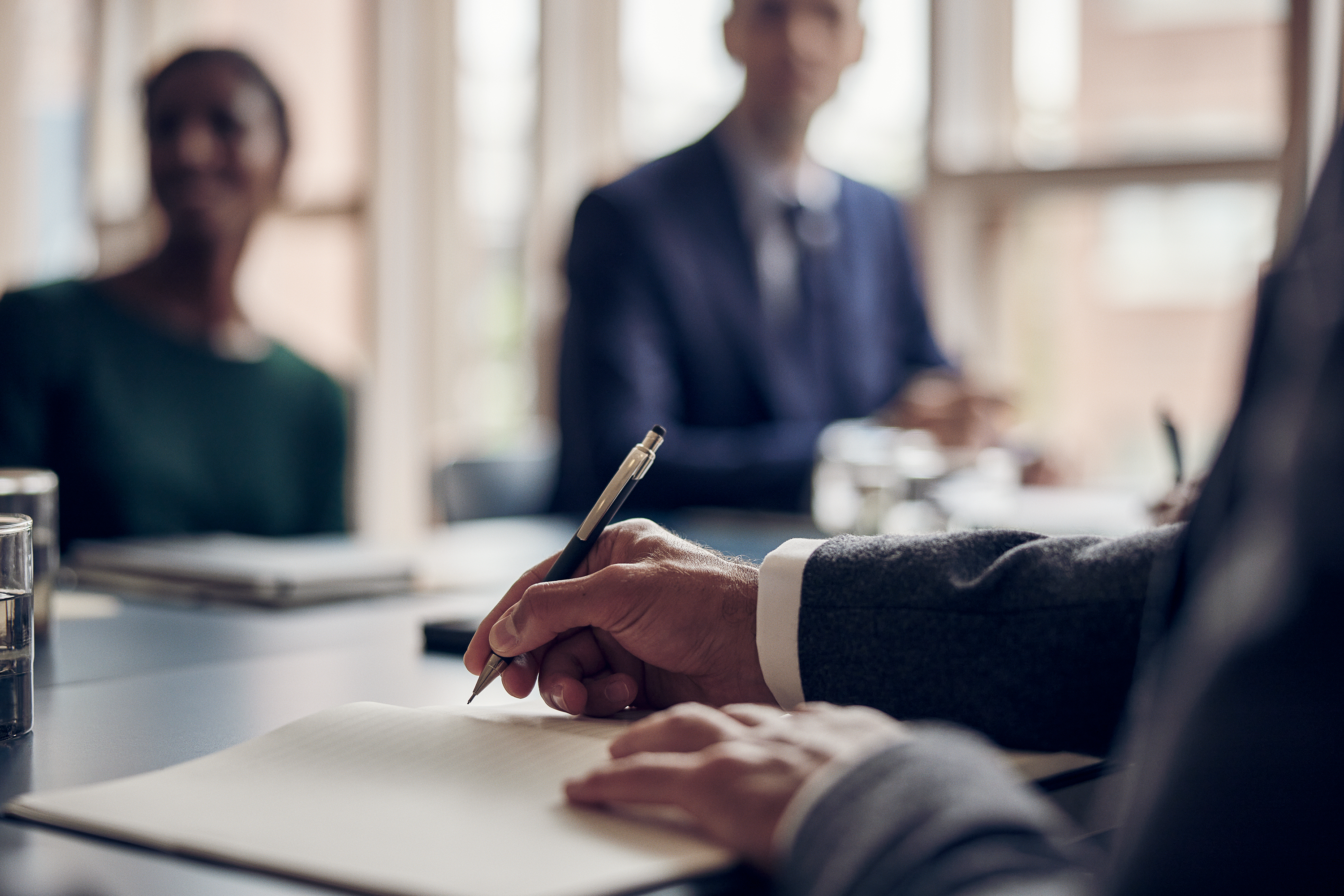 Kaksi miestä tarkastelee aurinkopaneeleja