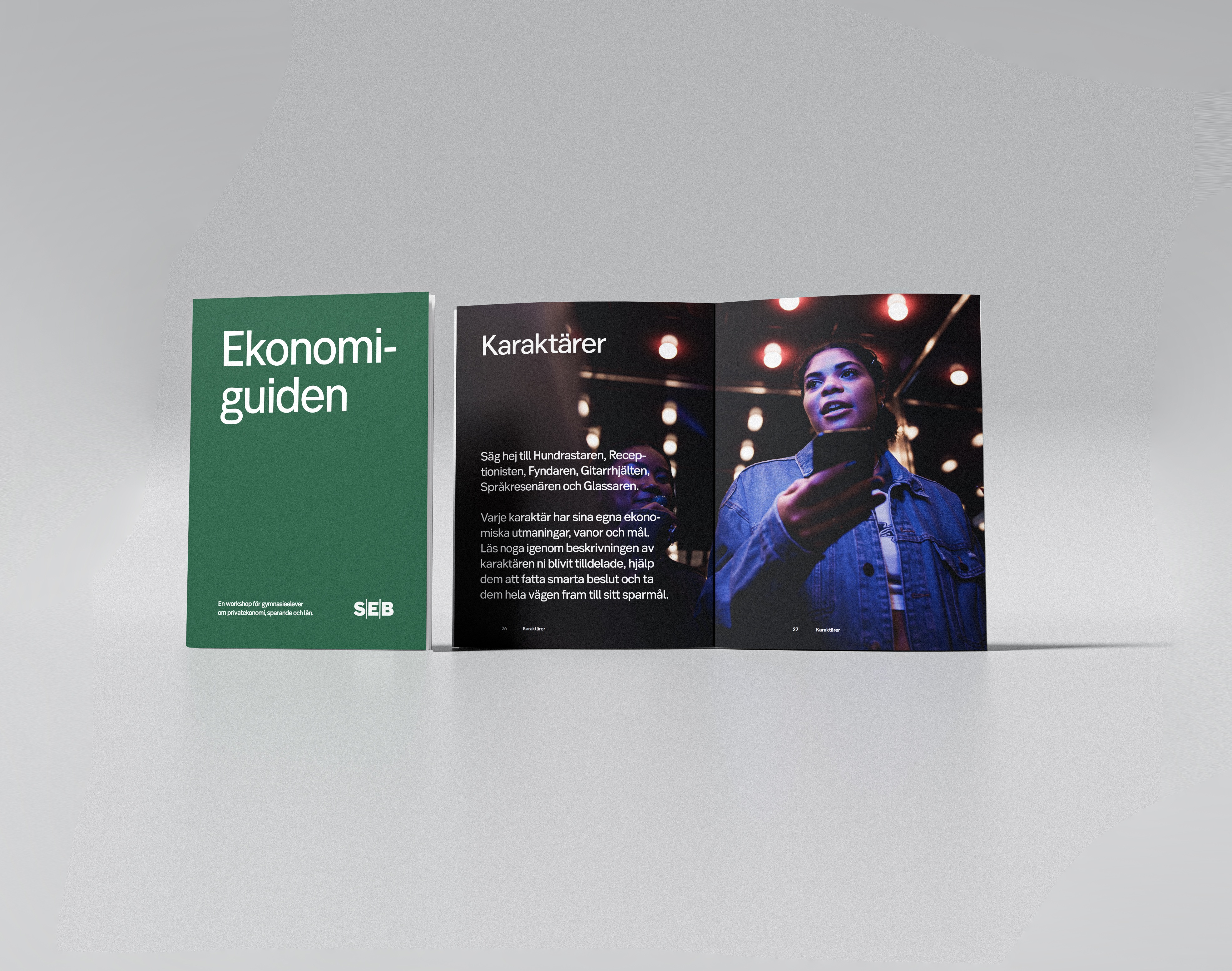 En broschyr med mörkgrön framsida och titeln "Ekonomiguiden" i vit text. Bilden visar även ett uppslag ur broschyren med rubriken "Karaktärer".