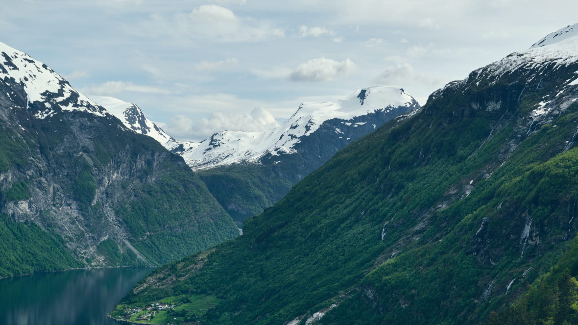 Fjord med snøkledde fjell i bakgrunnen