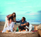 Mensen met een gepolariseerde HOYA-zonnebril op het strand