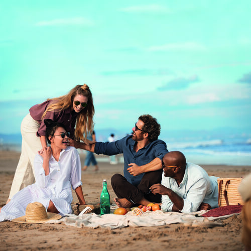 Menschen mit polarisierten Sonnenbrillen von HOYA am Strand