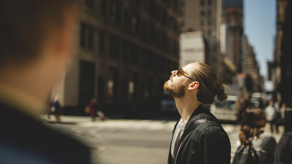 Mann mit HOYA-Sonnenbrille in der Stadt