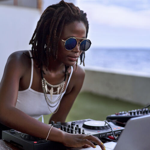 戴墨鏡當 DJ 的女士