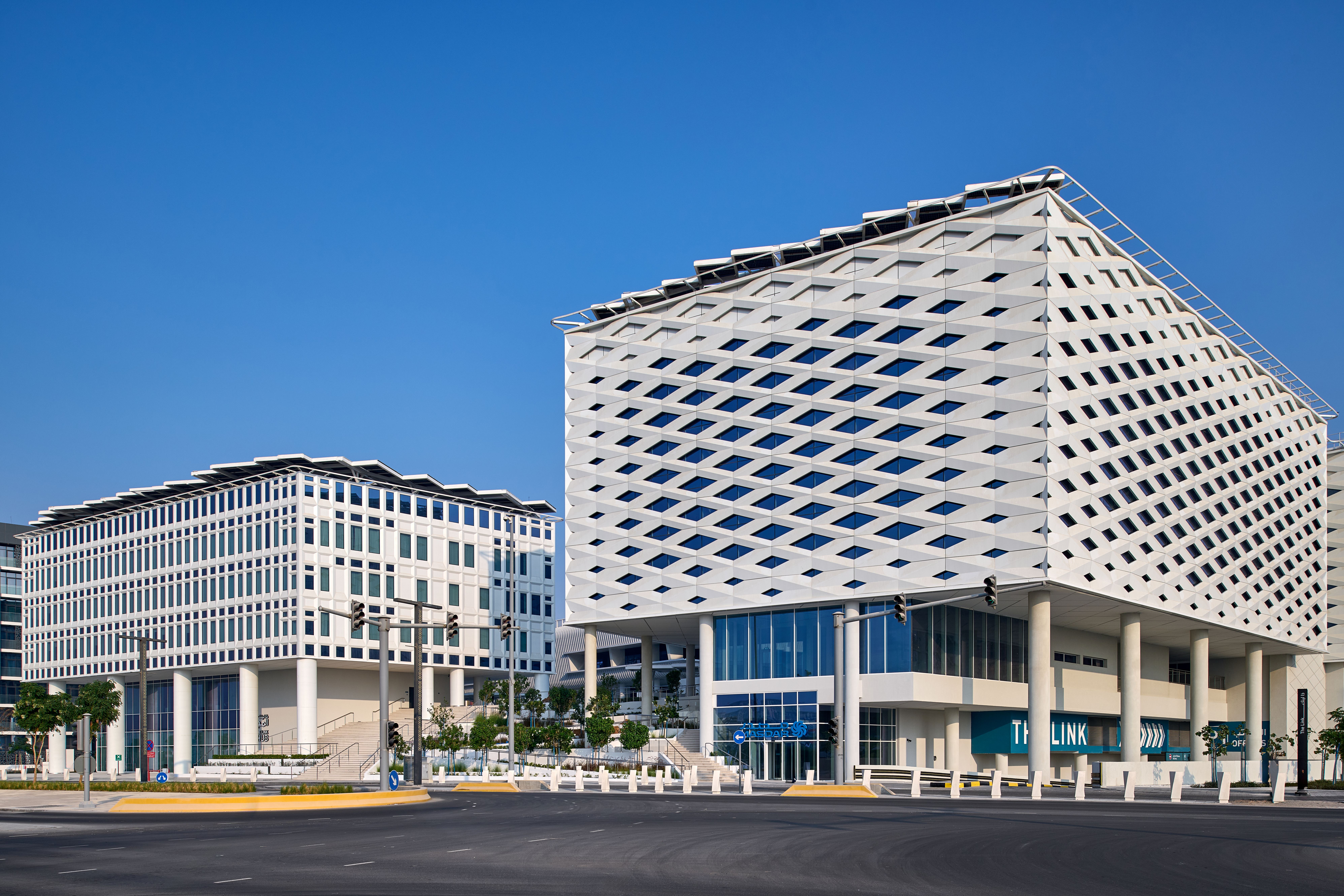 الدار ومبادلة تستحوذان على مشروع "ذا لينك" في مدينة مصدر، في خطوة تعزز الاستثمار في منظومة أبوظبي للطاقة النظيفة والذكاء  الاصطناعي