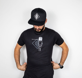 Neumann.Berlin Merchandise: U47-Fet schwarz auf Modell