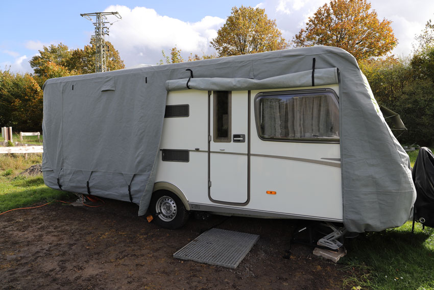 Prikolica prekrita s pokrivalom je pripravljena na zimovanje.