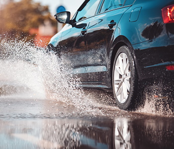 Toča pogosto poškoduje avtomobile, zato je zaščita avta proti toči pomembna.