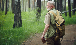 Starejši moški, ki z aktivnim življenjskih slogom poskuša preprečiti arteriosklerozo.